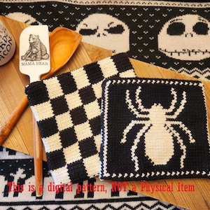Puede incluir: Salvamanteles de ganchillo en blanco y negro con diseño de tablero de ajedrez y araña. También se ven una cuchara de madera y una espátula con un gráfico de oso. El texto de la imagen dice: "Esto es un patrón digital, NO un artículo físico."