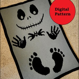 Op de afbeelding: Een grijs en zwart gehaakte deken met een lachend skeletgezicht, handen en voeten. De deken heeft een zwarte rand en een rode cirkel met de woorden "Digital Pattern".