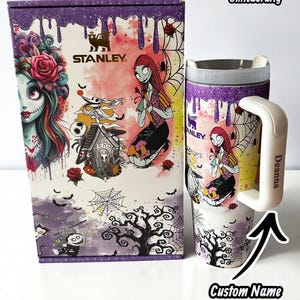 Puede incluir: Un termo de viaje Stanley y su caja a juego presentan un dise&ntilde;o colorido con un tema espeluznante. El dise&ntilde;o incluye ilustraciones de un personaje con cabello rojo, un cementerio y el texto "Design 1". El termo tiene un asa blanca con el nombre "Deanna".