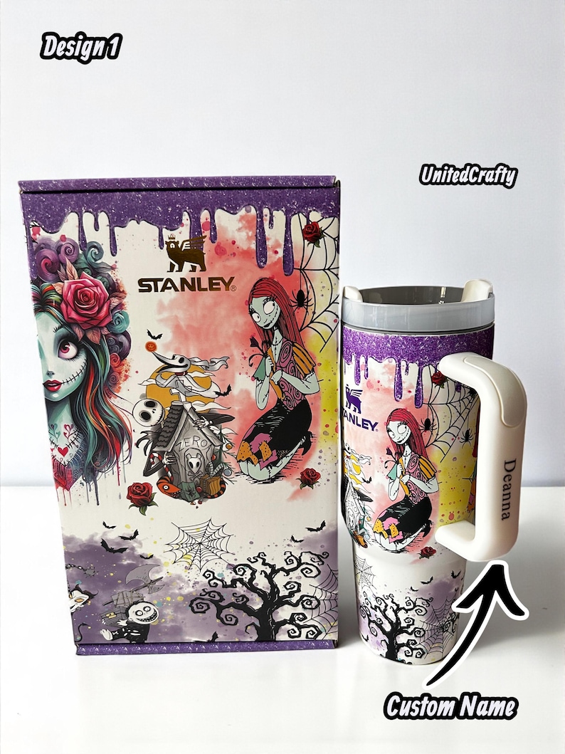 Puede incluir: Un termo de viaje Stanley y su caja a juego presentan un dise&ntilde;o colorido con un tema espeluznante. El dise&ntilde;o incluye ilustraciones de un personaje con cabello rojo, un cementerio y el texto "Design 1". El termo tiene un asa blanca con el nombre "Deanna".