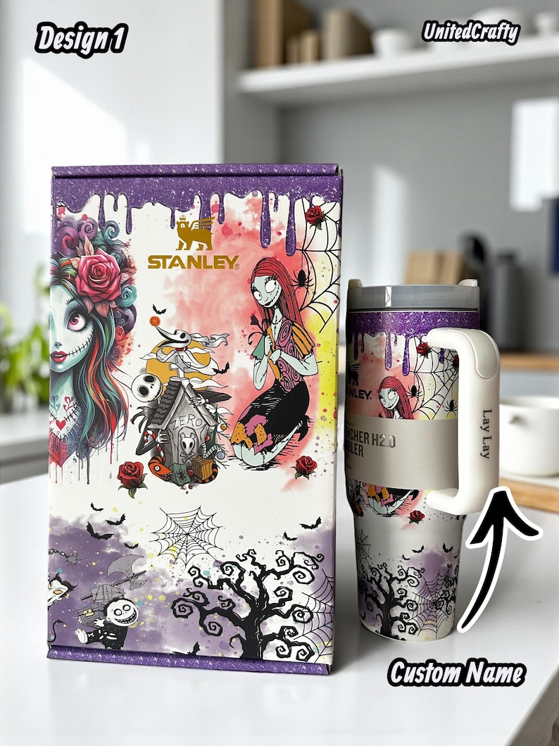 Puede incluir: Un vaso Stanley H2.0 Flowstate de 1,18 L y su caja a juego con un dise&ntilde;o espeluznante con personajes, rosas y telara&ntilde;as. La caja y el vaso tienen una combinaci&oacute;n de colores p&uacute;rpura y blanco con el texto "Design 1" y "UnitedCrafty".