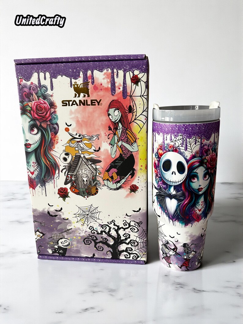 Puede incluir: Un vaso Stanley y su caja a juego presentan un dise&ntilde;o espeluznante y colorido. El vaso y la caja muestran ilustraciones de personajes de Pesadilla antes de Navidad, con un esquema de color p&uacute;rpura y blanco.