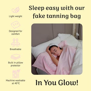 Op de afbeelding: Een vrouw slaapt comfortabel in een roze tanning bag. De tas is ontworpen voor comfort en is ademend, lichtgewicht en machinewasbaar op 40&deg;C. De tas is ook voorzien van een kussenbeschermer. De tekst "Sleep easy with our fake tanning bag" en "In You Glow!" is zichtbaar in de afbeelding.