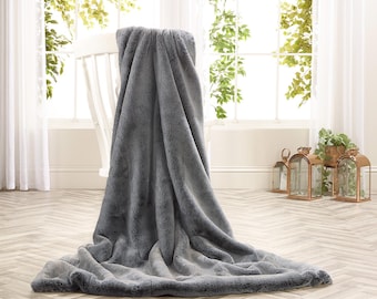 Coperta in pelliccia sintetica grigia / Retro in pelle scamosciata vegana, fatta a mano