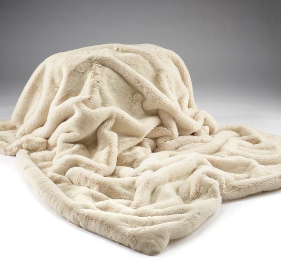 クリーム色のフェイクファークッション：カトリーナ・ハンプトン作