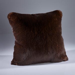 Almofada de pele sintética marrom - Almofada de cama de urso marrom - Almofada de pele sintética de luxo marrom - Qualidade superior Katrina Hampton