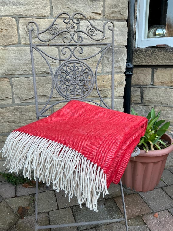 Rote Herringbone Shetland Wolldecke | Creme Fringe, Hergestellt in England