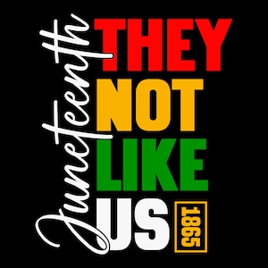 Könnte beinhalten: Schwarzes Grafikdesign mit den Worten "Juneteenth" in weißer Schrift auf der linken Seite. Die Worte "THEY NOT LIKE US" sind in Rot, Gelb und Grün. Die Zahl "1865" befindet sich in einem gelben Feld.