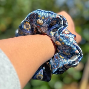 Könnte beinhalten: Ein blaues und weißes Haargummi mit Blumenmuster.