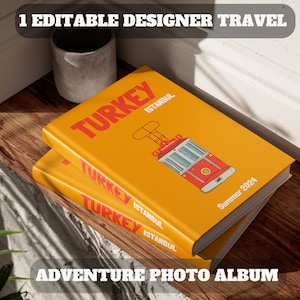 Pode incluir: Dois álbuns de fotos amarelos com o texto "TURKEY ISTANBUL" e "Summer 2024" na capa. Os álbuns apresentam uma ilustração vermelha e branca de um bonde.