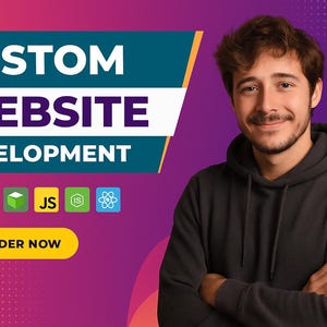 Pode incluir: Imagem que promove o desenvolvimento de sites web personalizados. O texto "CUSTOM WEBSITE DEVELOPMENT" está em branco sobre um fundo azul e branco. Ícones de tecnologias são exibidos. Um homem com um moletom preto com capuz sorri.