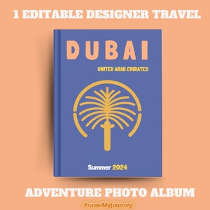 Pode incluir: Um álbum de fotos azul com a palavra "DUBAI" em letras cor de pêssego. A capa do álbum apresenta um desenho de palmeira dourada e o texto "Summer 2024". As palavras "UNITED ARAB EMIRATES" também estão na capa.
