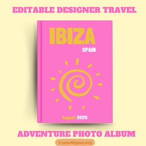 Könnte beinhalten: Rosafarbener Fotoalbum-Umschlag mit gelber Sonnendarstellung und dem Text "IBIZA SPANIEN" und "August 2025". Der Text "ABENTEUER FOTOALBUM" befindet sich unterhalb des Umschlags und der Text "FrameMyJourney" darunter.