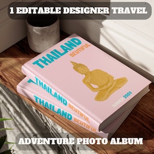 Könnte beinhalten: Zwei rosafarbene Fotoalben mit dem Text "THAILAND BEUTIFUL" auf dem Cover. Das obere Album zeigt eine Illustration einer goldenen Buddha-Statue und den Text "SUMMER 2024". Das untere Album hat den Text "ADVENTURE PHOTO ALBUM" auf der Vorderseite.
