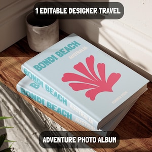 Puede incluir: Dos álbumes de fotos azules con el texto "Bondi Beach Australia" y un diseño de flor estilizado rosa. El texto "Summer 2024" está en la esquina inferior derecha del álbum superior. El texto "Adventure Photo Album" está en la parte inferior de la imagen.