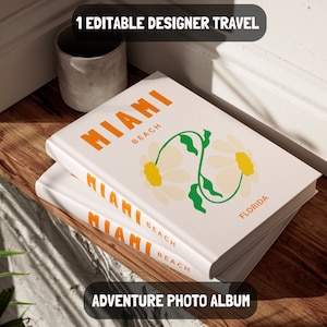Puede incluir: Dos álbumes de fotos blancos con el texto "Miami Beach Florida" y una ilustración estilizada de margarita. El texto "Adventure Photo Album" está impreso en la parte inferior del álbum.