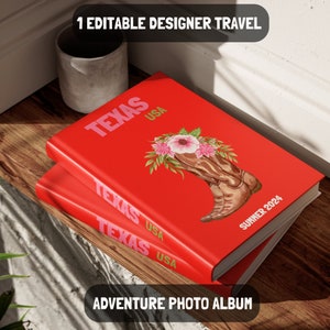 Puede incluir: Dos portadas de álbum de fotos rojas con el texto "TEXAS USA" y "SUMMER 2024" en la parte delantera. La portada superior presenta una ilustración de acuarela de una bota de vaquero con flores rosas. El texto "ADVENTURE PHOTO ALBUM" está impreso en la parte inferior de la imagen.