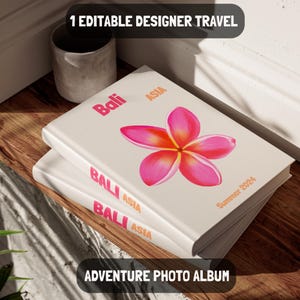 Puede incluir: Tres cubiertas de álbum de fotos blancas apiladas una encima de la otra. La cubierta superior tiene una ilustración de una flor rosa y el texto "Bali Asia Summer 2024". La cubierta del medio tiene el texto "Bali Asia" y la cubierta inferior tiene el texto "Bali Asia". El texto "ADVENTURE PHOTO ALBUM" está en la parte inferior de la imagen.