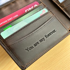 Portefeuille personnalisé RFID en cuir pour homme, cadeau pour anniversaire, mari, petit ami, père, papa, remise des diplômes, écriture manuscrite gravée portefeuille personnalisé