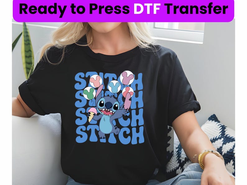 Puede incluir: Camiseta negra con un personaje azul Stitch sosteniendo un cono de helado. La camiseta tiene la palabra "Stitch" repetida en una fuente retro.