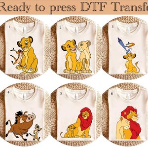 Puede incluir: Seis camisetas blancas con diferentes transferencias de planchado de personajes de El Rey León. Las transferencias incluyen Simba, Nala, Pumbaa, Timon, Zazu y Scar.