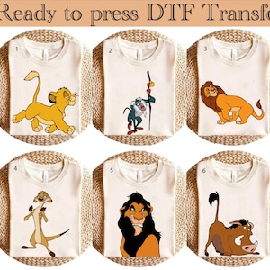 Puede incluir: Seis camisetas blancas con diferentes personajes de Disney El Rey León impresos en ellas. Los personajes incluyen Simba, Mufasa, Pumbaa, Timon, Scar y Zazu. Las camisetas están listas para ser presionadas con una transferencia DTF.