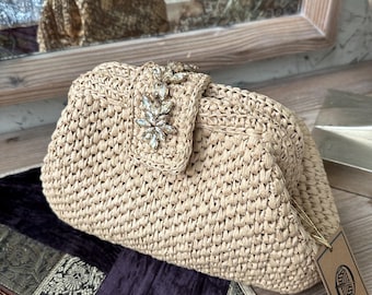 Raffia kuvertväska med äkta läderdetaljer