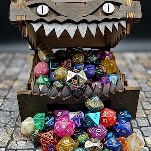 Può includere: Una tazza di ceramica bianca con un manico nero e la scritta "But first, coffee" in nero, con un carattere a mano. La tazza è su una superficie bianca.