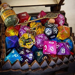 Set di 50 dadi misteriosi: set di dadi poliedrici per D&D, regalo per il DM, Pathfinder e Daggerheart