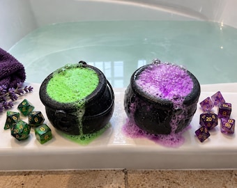Bomba de baño con dados y juego de 7 dados / Caldero Regalo para jugadores de D&D / Cuidado personal de fantasía