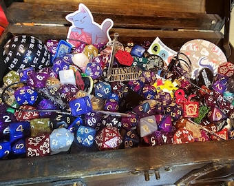 Mystery Dice Loot Sschaufel: Rollenspiel-Schatz mit Würfeln, Pin, Stickern und mehr