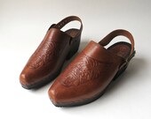Boho vintage Hand Tooled Honey Brown Leather Slingback Clogs The Leather Collection Made in Brazil Boho Indie Hippie Hipster Folk