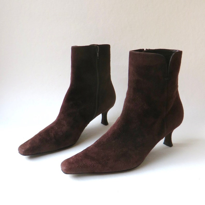 90s vintage Stuart Weitzman Dark Brown Suede Kitten Heel Ankle Boots Designer Brown Suede Booties Boho Indie Hipster Rocker Avant Garde