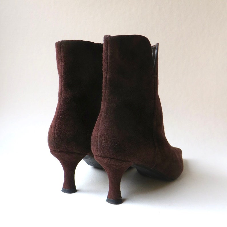 90s vintage Stuart Weitzman Dark Brown Suede Kitten Heel Ankle Boots Designer Brown Suede Booties Boho Indie Hipster Rocker Avant Garde