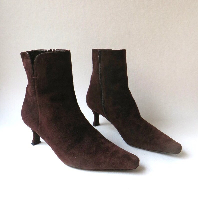 90s vintage Stuart Weitzman Dark Brown Suede Kitten Heel Ankle Boots Designer Brown Suede Booties Boho Indie Hipster Rocker Avant Garde
