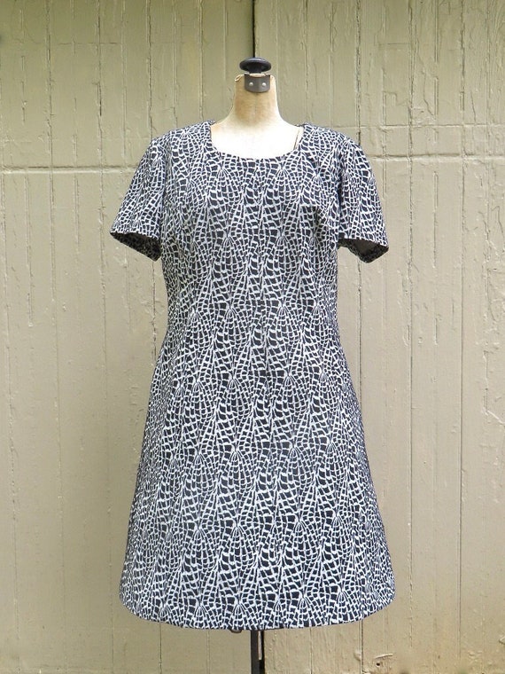 60s vintage Op Art Oscillating Black and Grey Patt