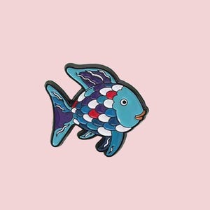 Rainbow Fish Enamel Pin – Ocean-Inspired Cute Accessory for Bags, Jackets & Gifts
