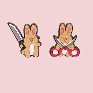 Spilla smaltata a forma di coniglio con coltello - Simpatico coniglietto con forbici, spilla a forma di animale divertente, spilla a forma di pugnale, regalo di gioielli kawaii