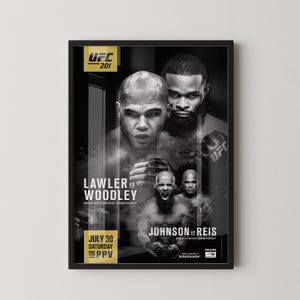 Könnte beinhalten: Ein gerahmtes UFC 201-Poster mit Bildern der Kämpfer Lawler vs. Woodley und Johnson vs. Reis. Das Poster enthält das Veranstaltungsdatum, den 30. Juli, und den Text "on PPV". Das Poster ist in Schwarzweiß gehalten.
