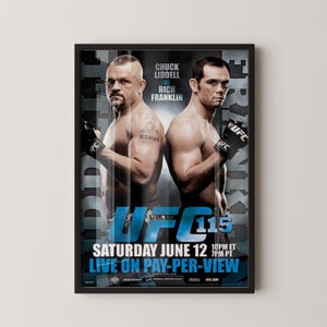 Puede incluir: Un póster enmarcado de UFC 115 con Chuck Liddell vs. Rich Franklin. El póster, en un marco negro, muestra los detalles de la pelea en azul y blanco. La fecha es el sábado 12 de junio, con promoción de pago por visión.