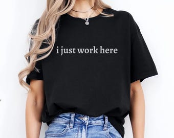Maglietta "I Just Work Here", maglietta da lavoro divertente, maglietta sarcastica, regali per colleghi, abbigliamento da lavoro, abbigliamento per compagni di squadra