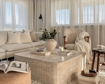 Mesa de centro de travertino: mesa cuadrada escultural de mármol, centro de mesa minimalista de piedra natural.