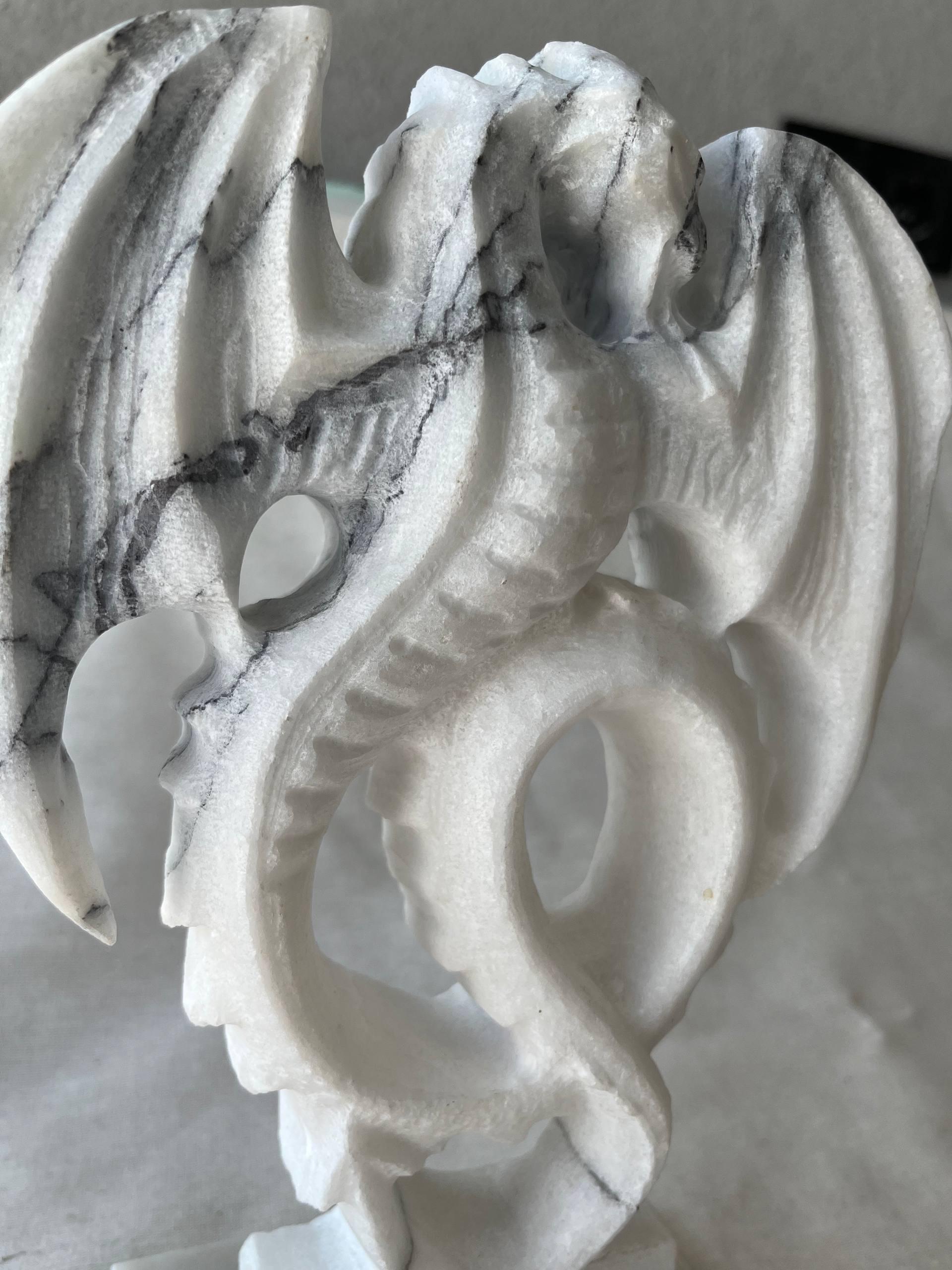 手彫りのライラック色の大理石製ドラゴン像：神話的なデスク装飾