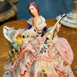 1 / 3 Dresden　ドレスデン　ソファーチェアに座る女性と鳥の置物 Dresden Porcelain Figurine Couch - Etsy