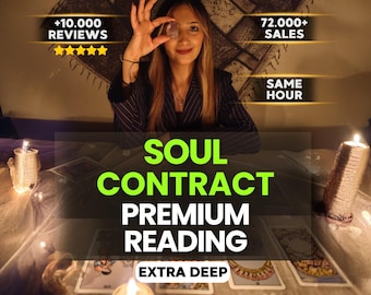 Könnte beinhalten: Eine Person in einem dunklen Nadelstreifen-Blazer hält einen kleinen Kristall vor das Auge. Das Bild enthält den Text +10.000 REVIEWS, 72.000+ SALES, SAME HOUR, SOUL CONTRACT PREMIUM READING und EXTRA DEEP, mit Tarotkarten und brennenden Kerzen.