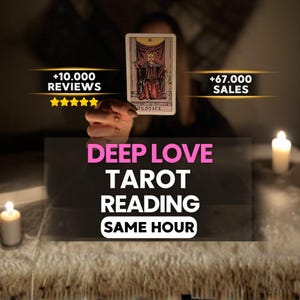 Op de afbeelding: Een tarotkaart van Gerechtigheid met een gekroonde figuur die een zwaard en weegschaal vasthoudt, met tekstoverlays +10.000 REVIEWS, +67.000 SALES, DEEP LOVE TAROT READING, SAME HOUR, vijf gele sterren en twee brandende witte kaarsen.