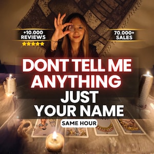 Puede incluir: Un servicio de lectura de cartas de tarot con una persona sosteniendo un cristal, rodeada de velas encendidas y cartas. Los textos +10.000 REVIEWS, 70.000+ SALES, DONT TELL ME ANYTHING JUST YOUR NAME y SAME HOUR aparecen sobre un fondo oscuro.