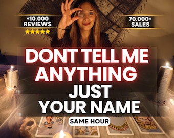 Puede incluir: Un servicio de lectura de cartas de tarot con una persona sosteniendo un cristal, rodeada de velas encendidas y cartas. Los textos +10.000 REVIEWS, 70.000+ SALES, DONT TELL ME ANYTHING JUST YOUR NAME y SAME HOUR aparecen sobre un fondo oscuro.