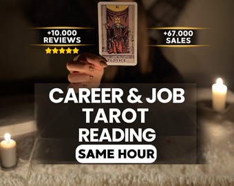 Puede incluir: Una carta de tarot de la Justicia sostenida verticalmente, con una figura coronada en túnica roja. Los textos superpuestos dicen +10.000 REVIEWS, +67.000 SALES, CAREER & JOB TAROT READING y SAME HOUR. Dos velas blancas sobre una superficie.