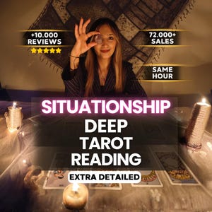 Könnte beinhalten: Ein Tarot-Leseservice mit einer Person, die einen Kristall hält, umgeben von brennenden Kerzen und auf einem Tisch ausgelegten Tarotkarten. Textüberlagerungen zeigen +10.000 REVIEWS, 72.000+ SALES, SAME HOUR, SITUATIONSHIP DEEP TAROT READING, EXTRA DETAILED.